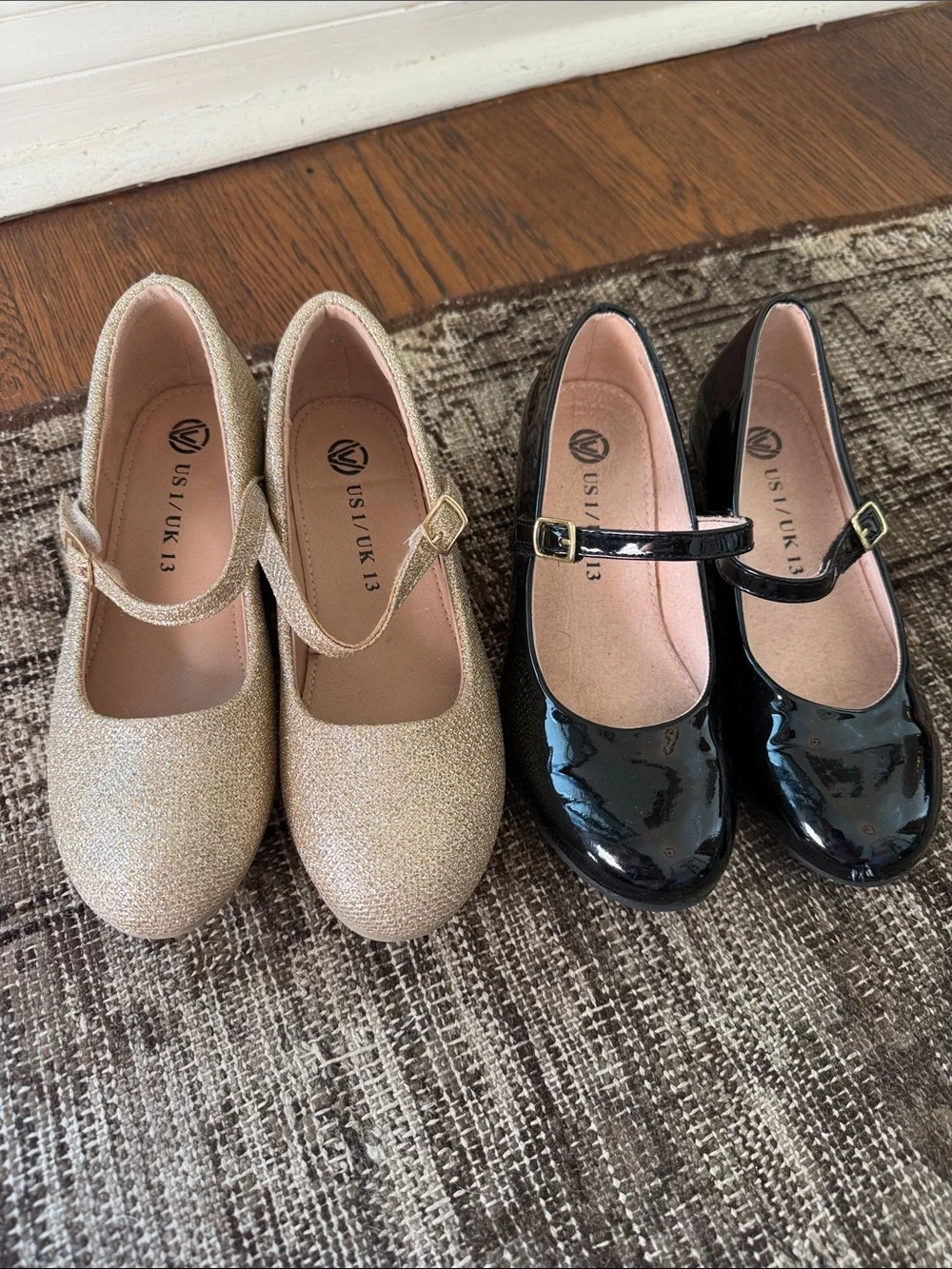 Us 1 Girls Mary Jane Dress Shoes in Gold Glitter and Black Patent